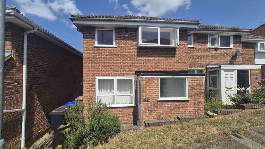 House Marchwood Close in Northampton