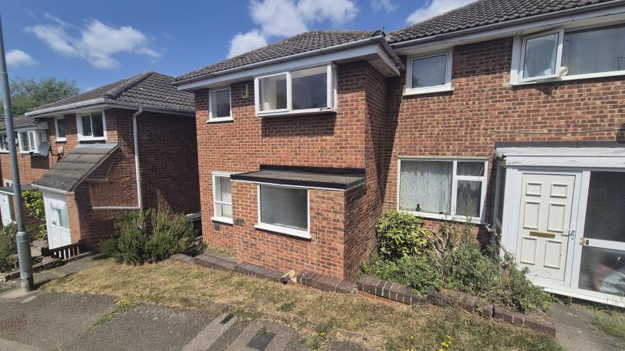 House Marchwood Close in Northampton