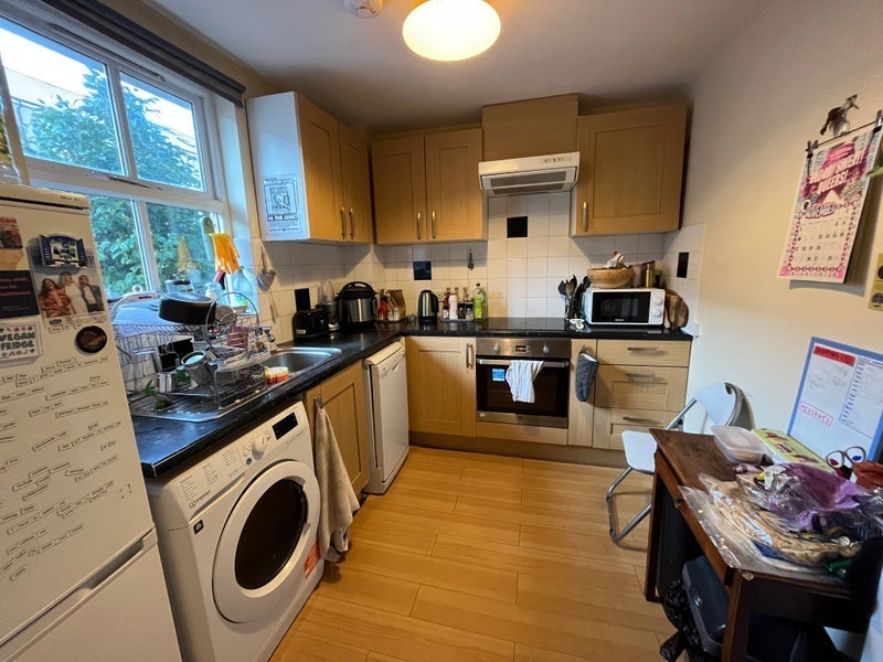 Room Cleveland Grove in Greater London