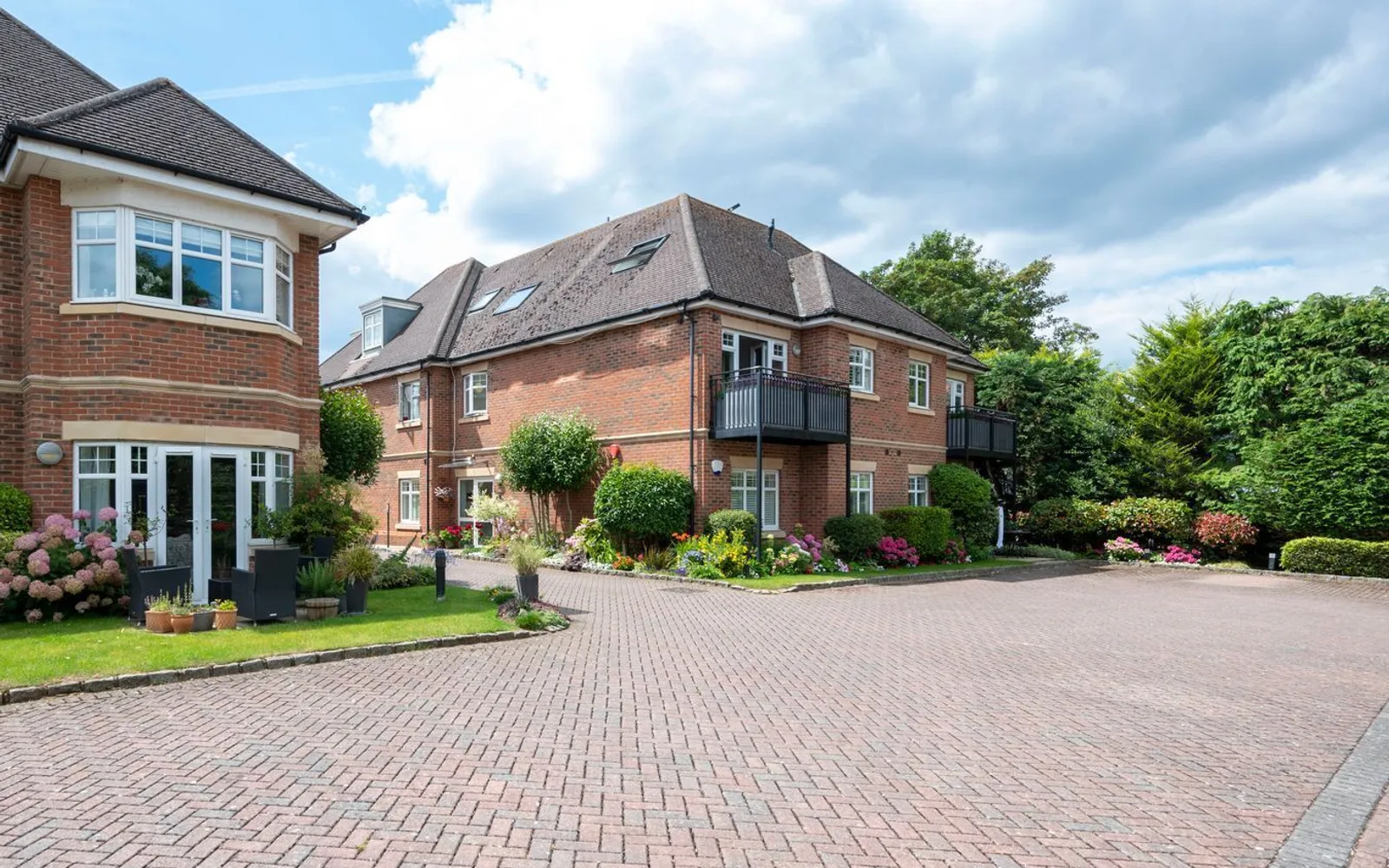 Flat Bonham Gate in Elmbridge