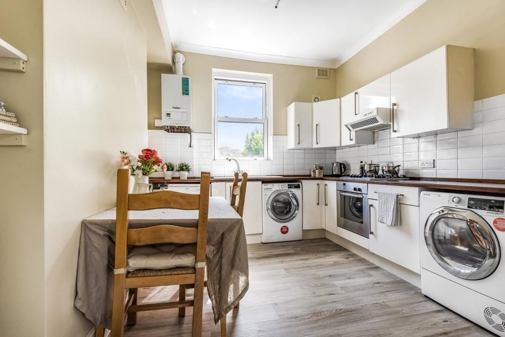 Flat Stockwell Road in Greater London
