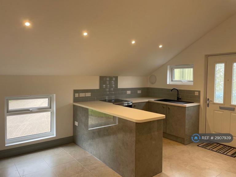 Flat Clay Lane in Upper Woolhampton