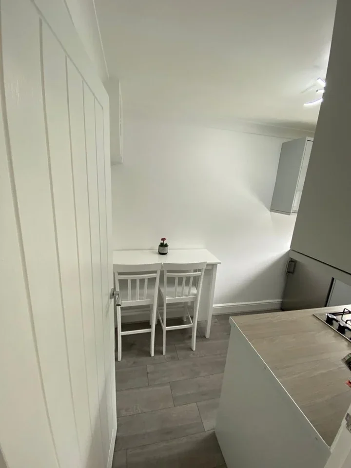 Flat Chase Side in Greater London