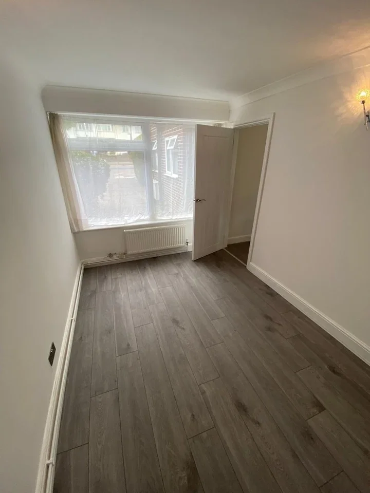 Flat Chase Side in Greater London