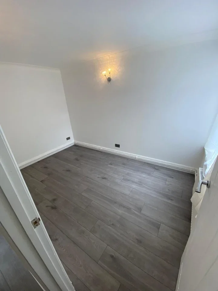 Flat Chase Side in Greater London