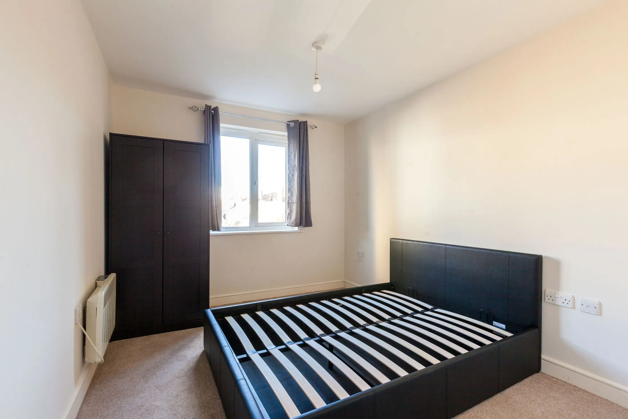 Flat Tarling Street in Greater London