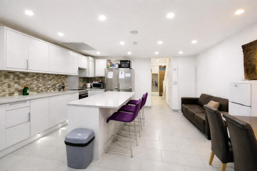 Flat Greyhound Road in Greater London