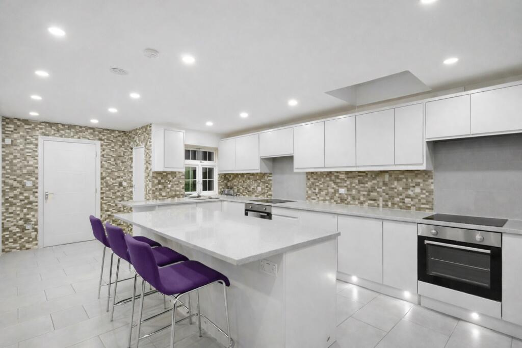 Flat Greyhound Road in Greater London