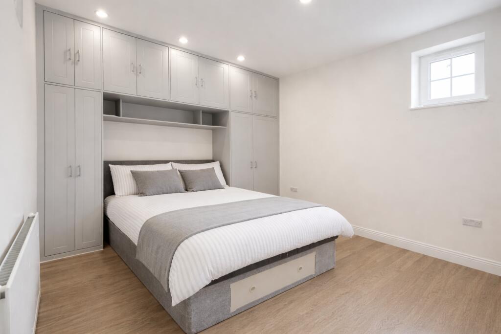 Flat Greyhound Road in Greater London
