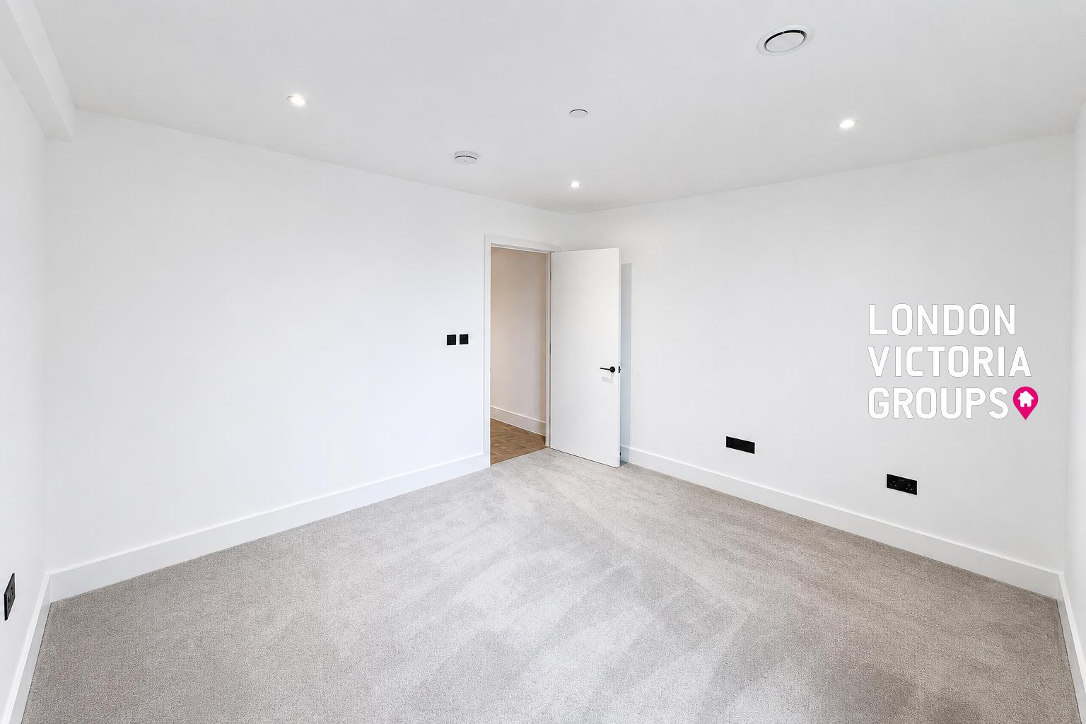 Flat Danvers Avenue in Greater London