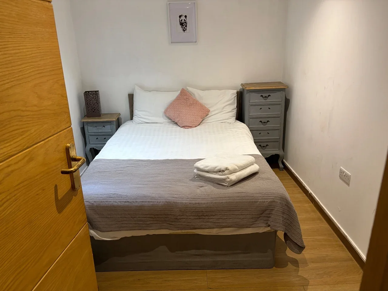 Flat Kempsford Gardens in Greater London