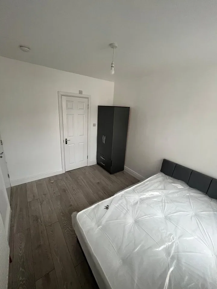 Room Ripple Road in Greater London