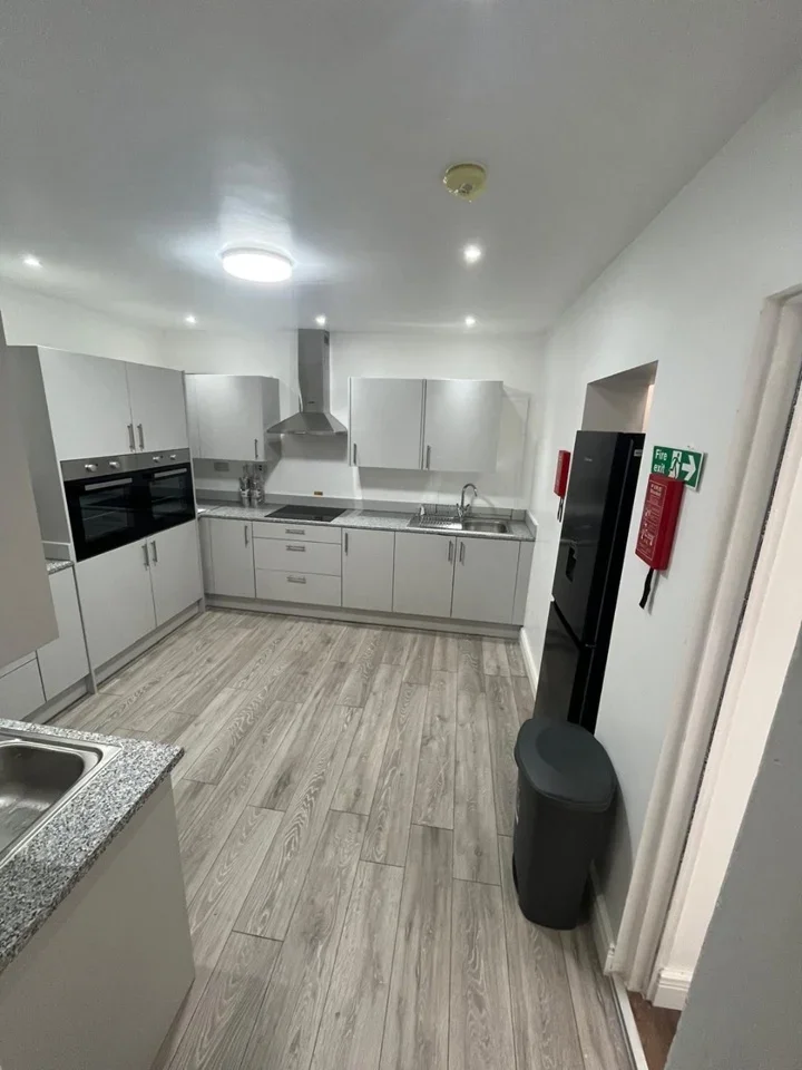 Room Ripple Road in Greater London