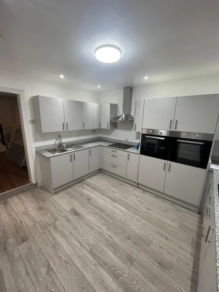 Room Ripple Road in Greater London