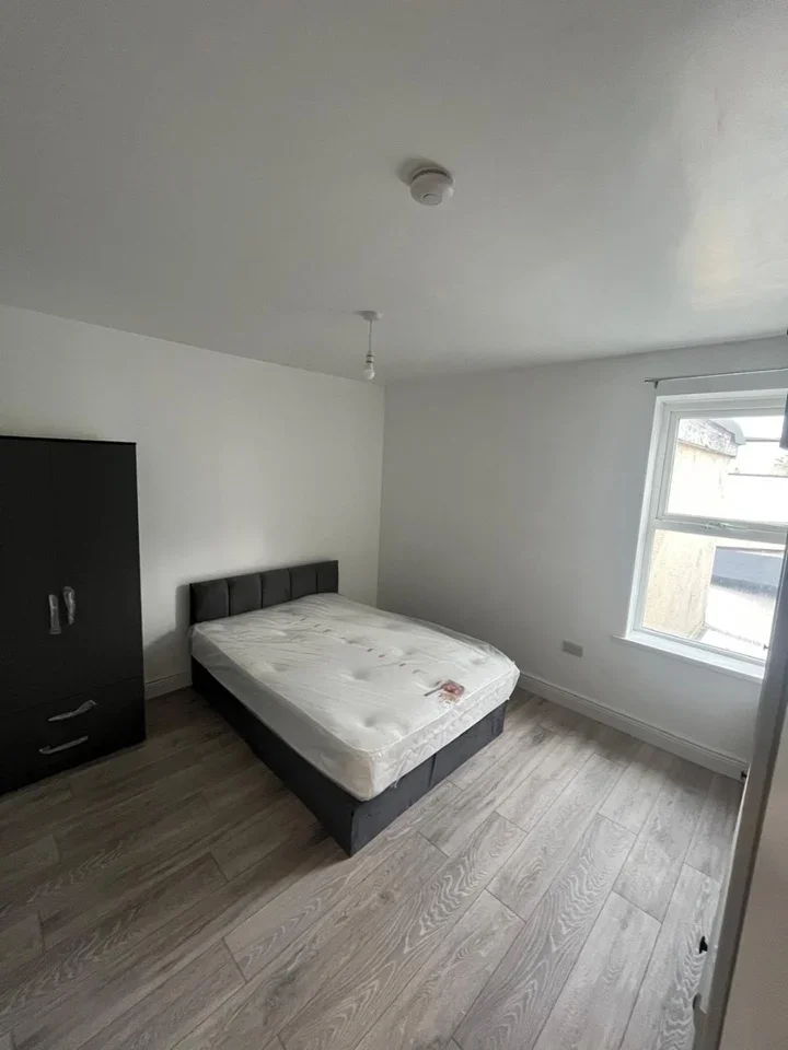 Room Ripple Road in Greater London