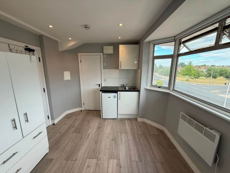 Flat Queens Walk in Greater London