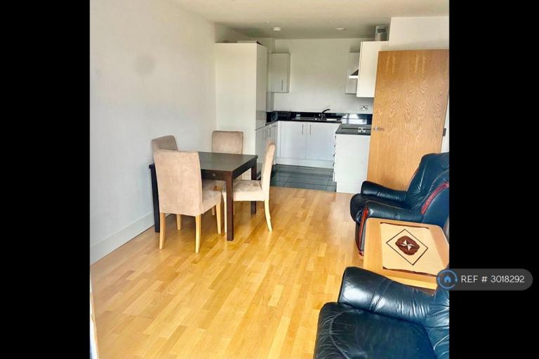 Flat Pinner Road in Greater London