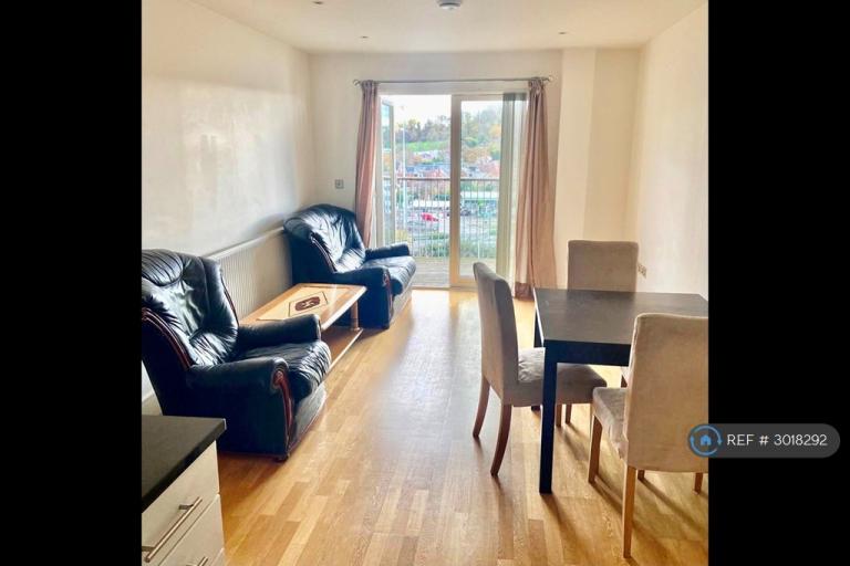 Flat Pinner Road in Greater London