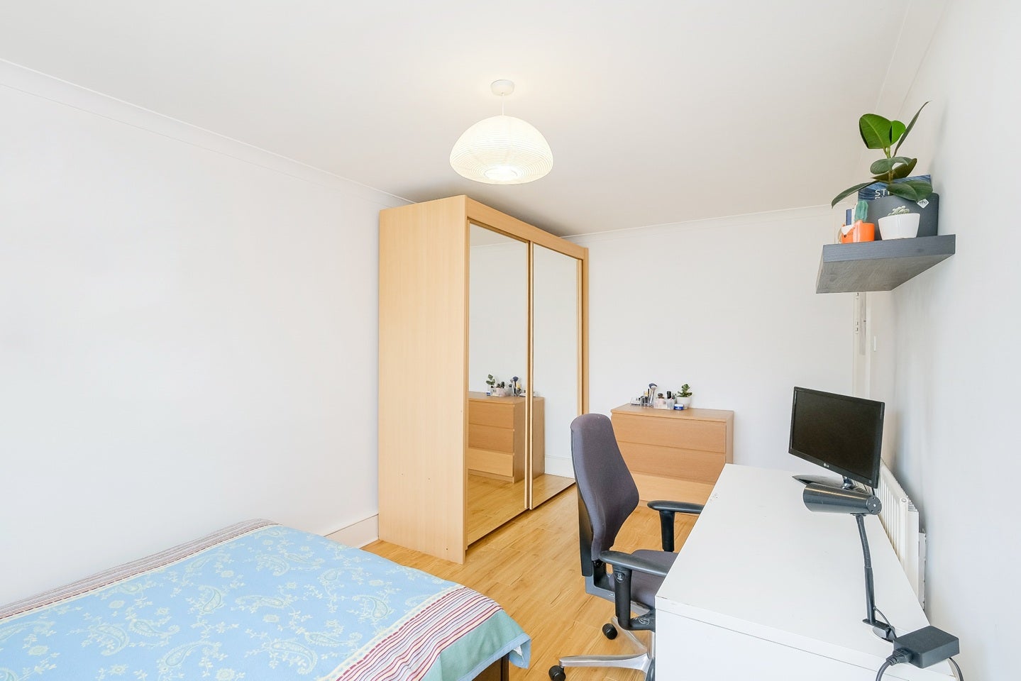 Flat Barleycorn Way in Greater London
