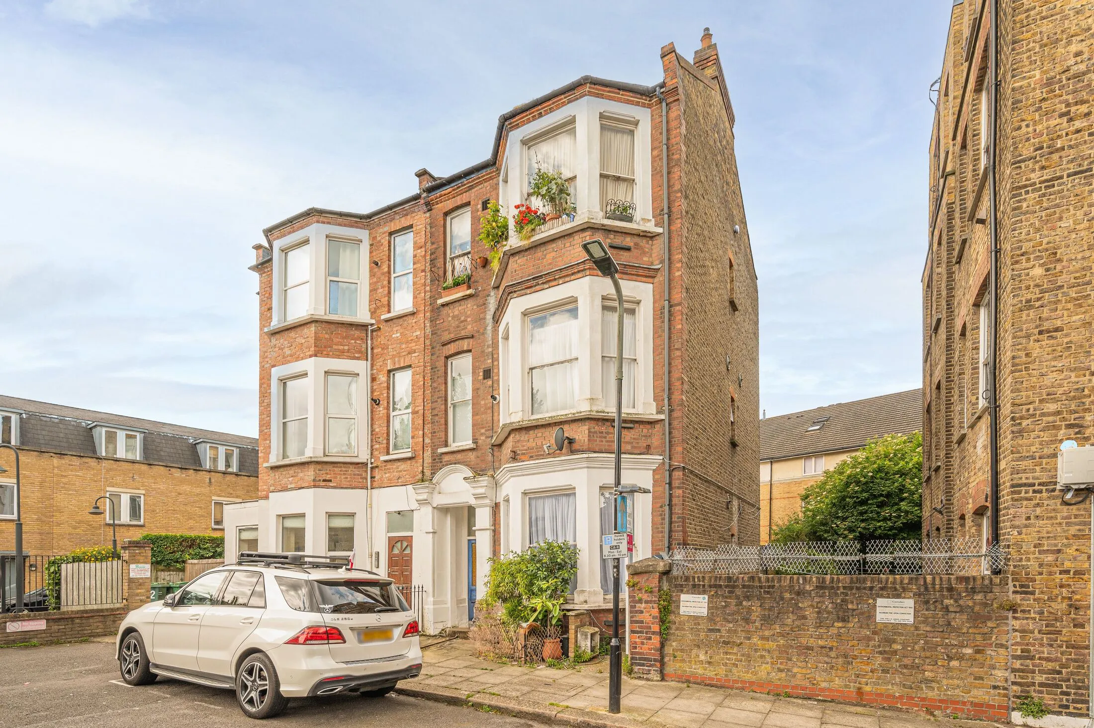 Flat Rosemont Road in Greater London