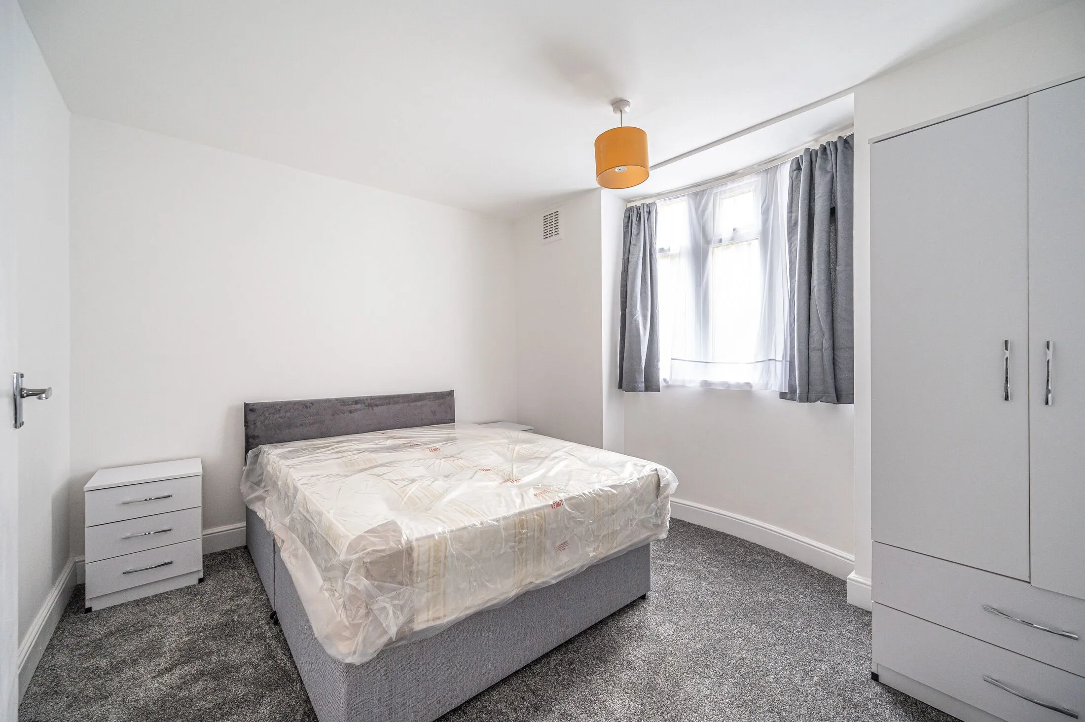Flat Rosemont Road in Greater London