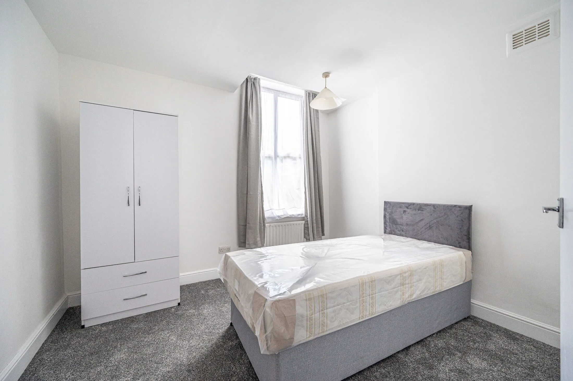 Flat Rosemont Road in Greater London