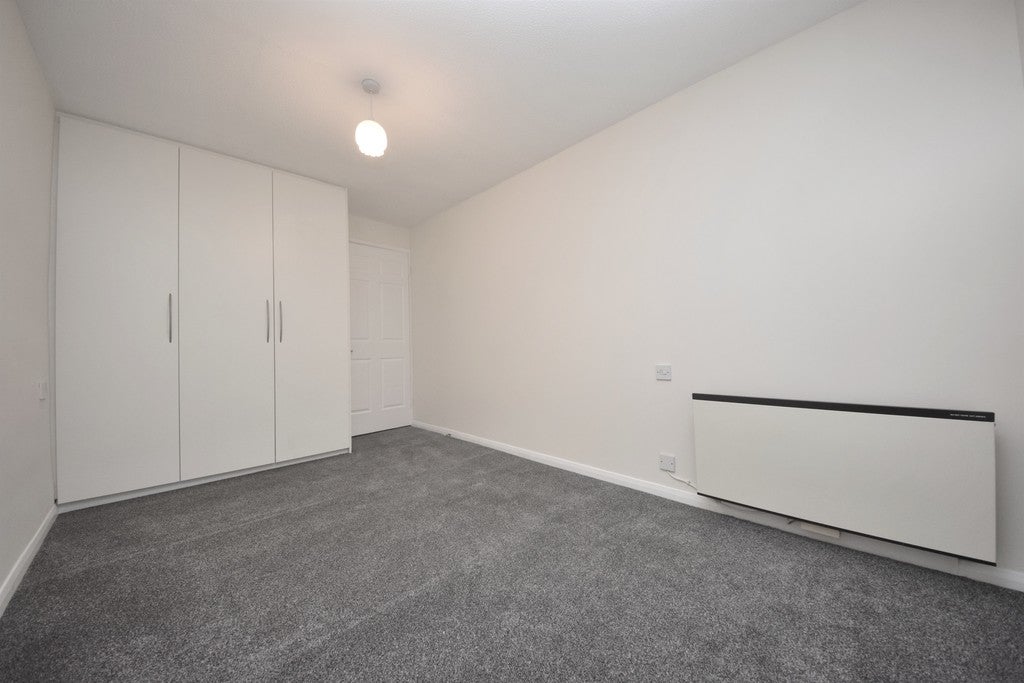 Flat Cleveland Road in Greater London