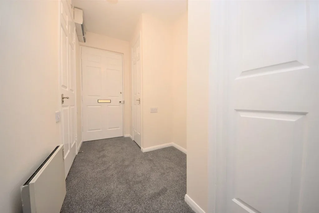 Flat Cleveland Road in Greater London