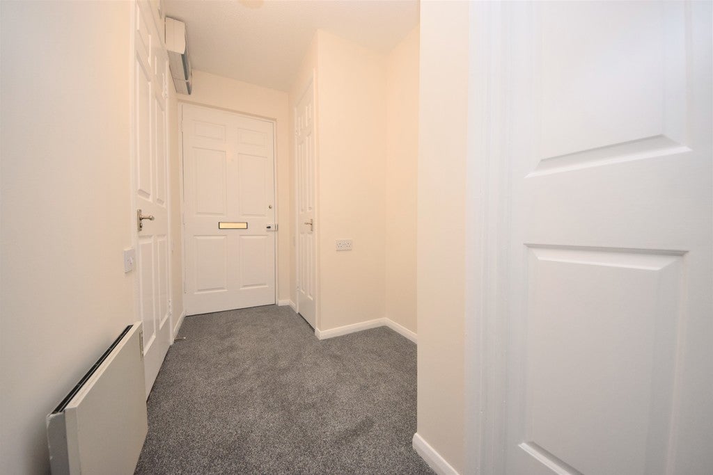 Flat Cleveland Road in Greater London
