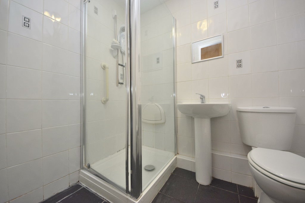 Flat Cleveland Road in Greater London