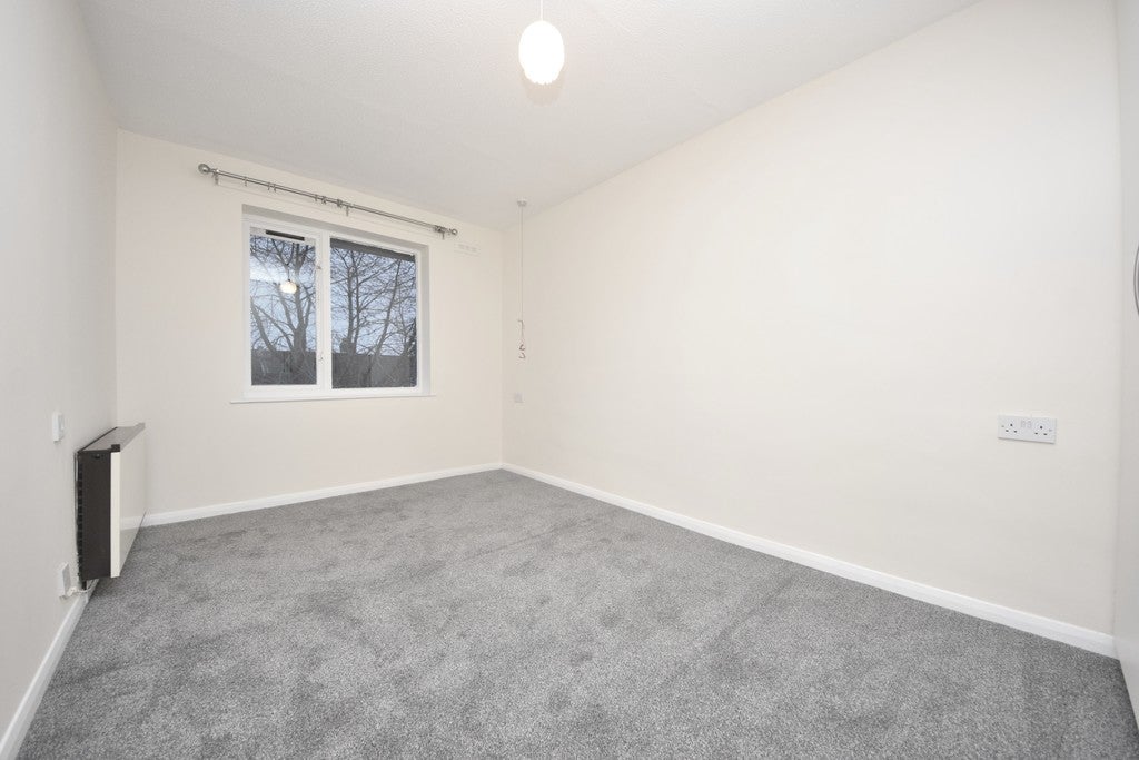 Flat Cleveland Road in Greater London