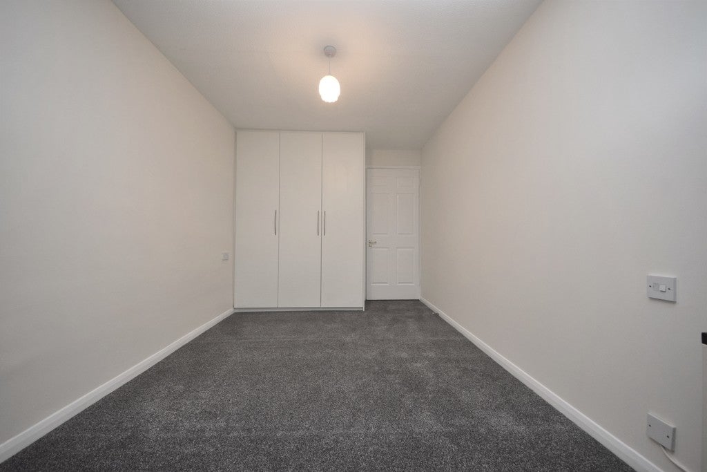 Flat Cleveland Road in Greater London