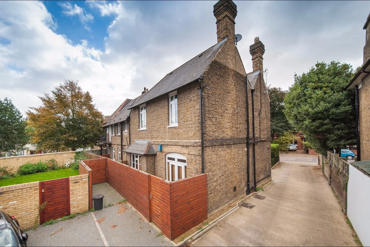 Flat Trinity Crescent in Greater London