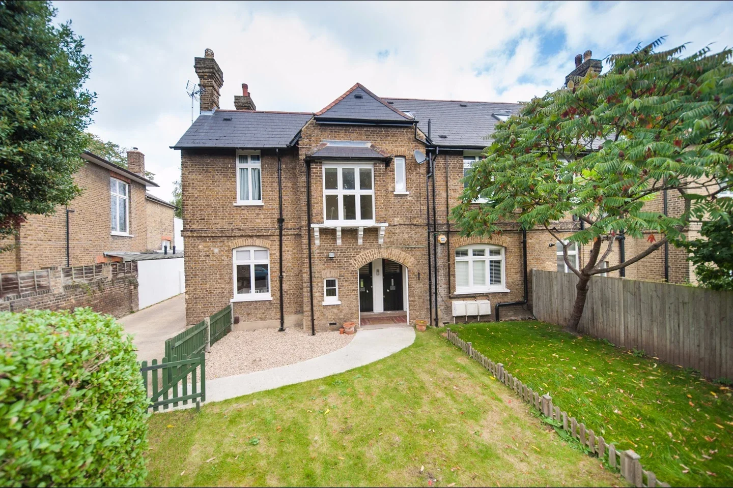 Flat Trinity Crescent in Greater London