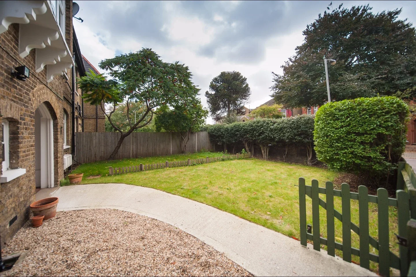 Flat Trinity Crescent in Greater London
