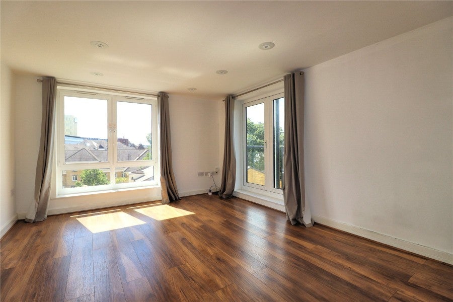 Flat Victoria Way in Woking