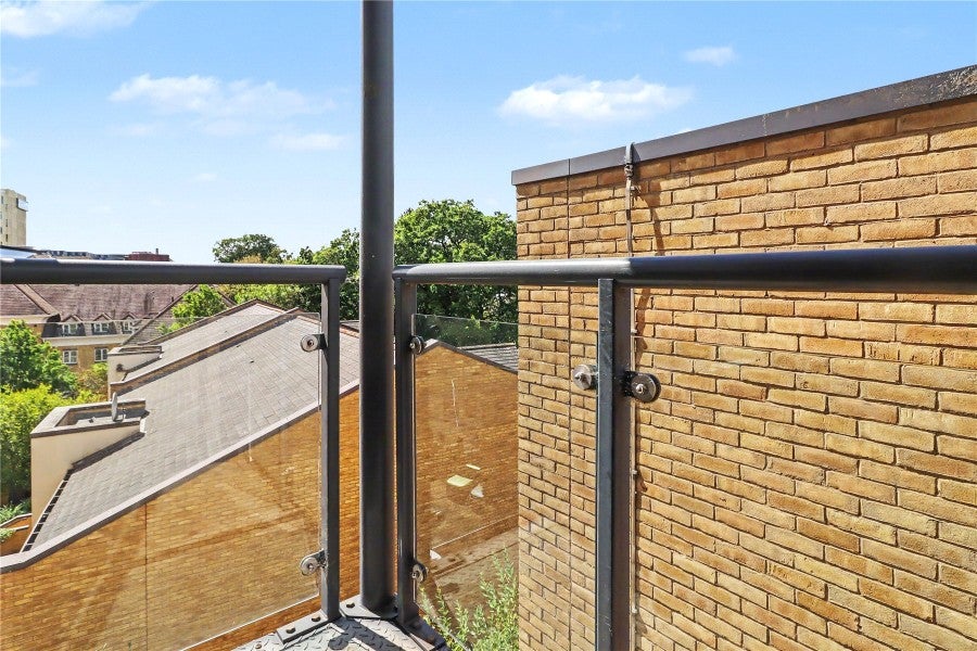 Flat Victoria Way in Woking