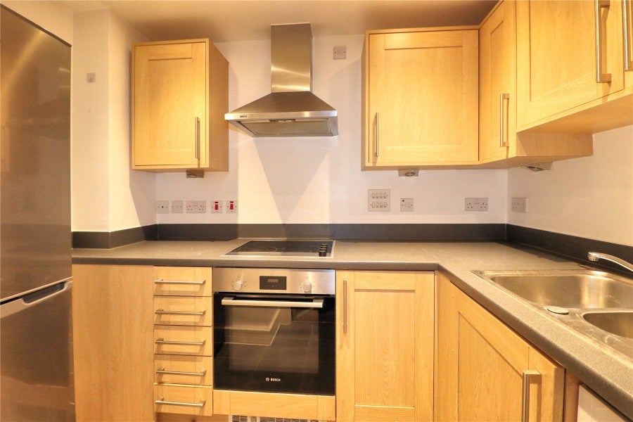 Flat Victoria Way in Woking