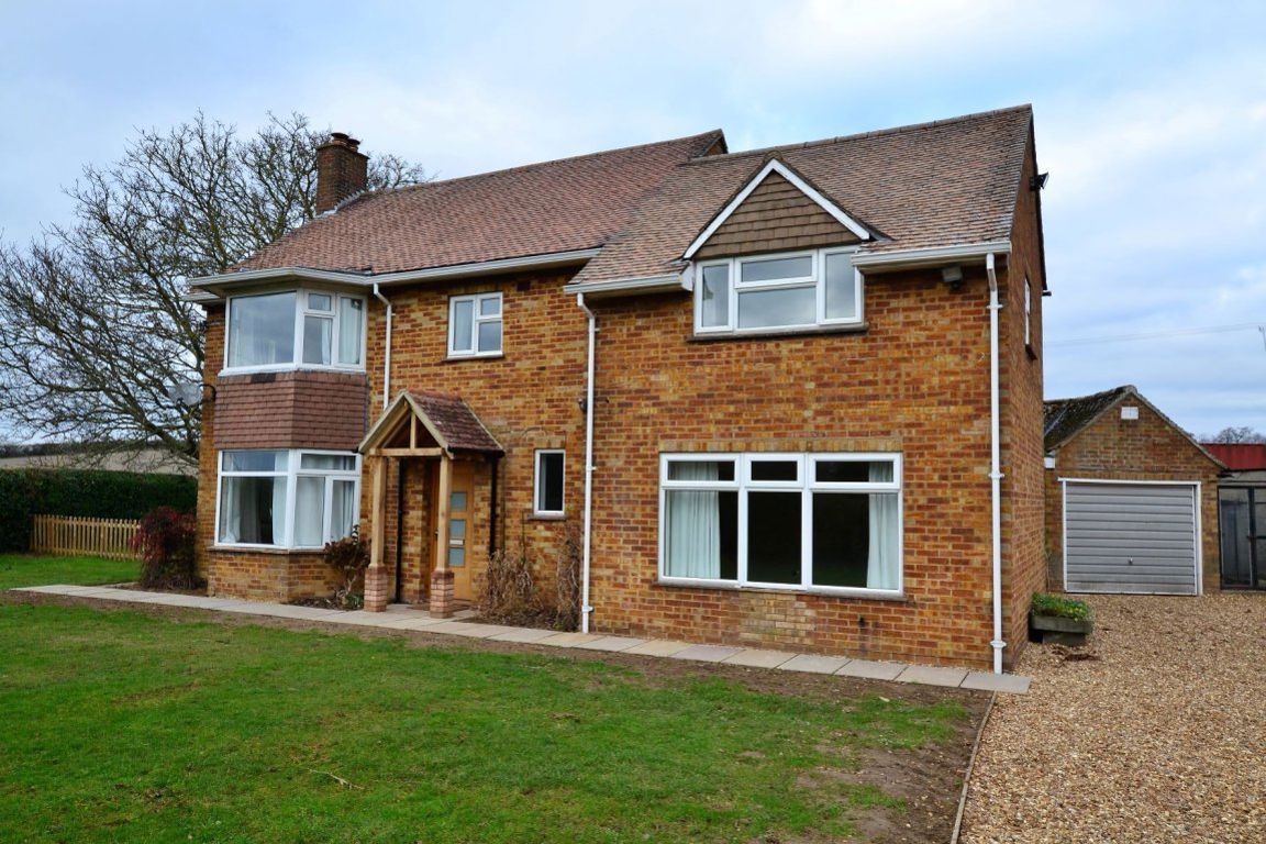 House Sherwood Close in Wootton