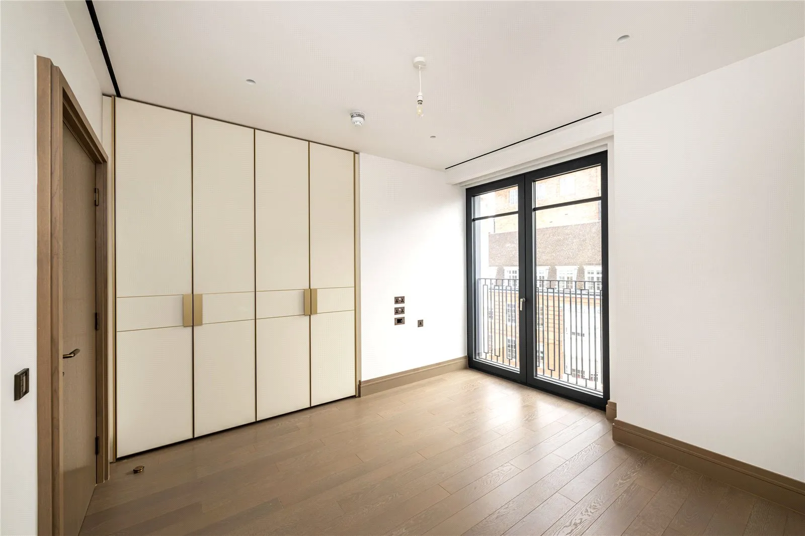 Flat Draycott Avenue in Greater London