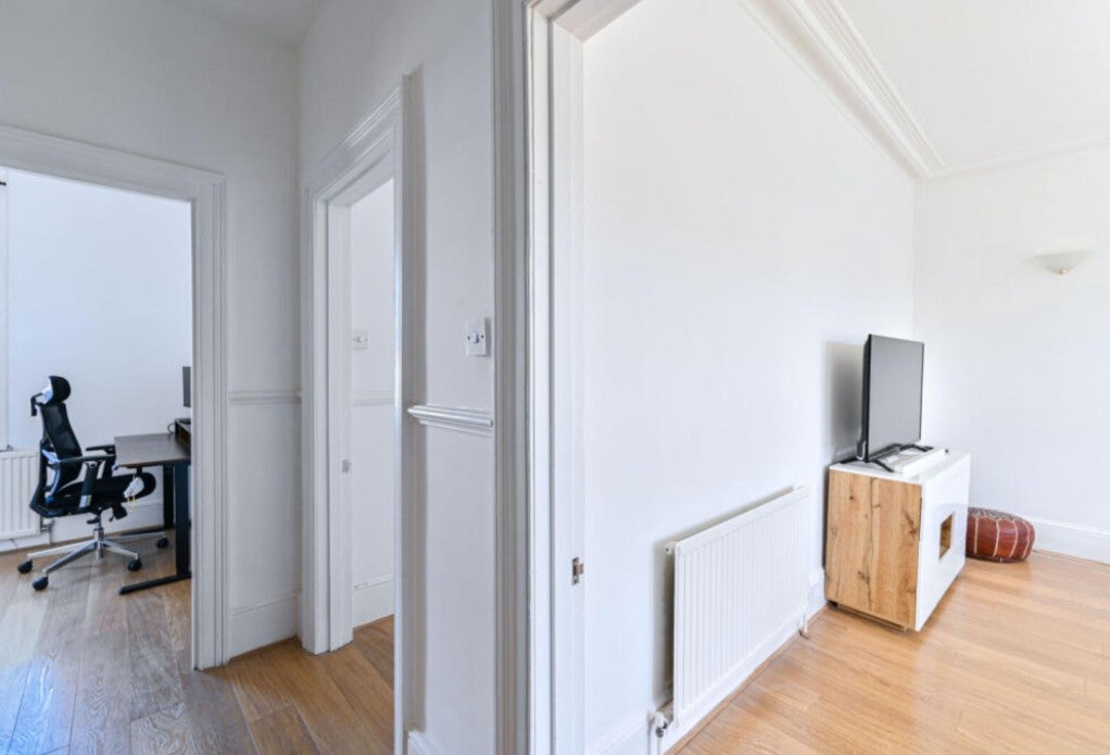 Flat Ambleside Avenue in Greater London