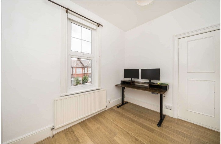 Flat Ambleside Avenue in Greater London