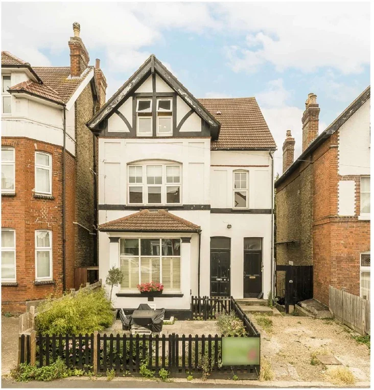 Flat Ambleside Avenue in Greater London