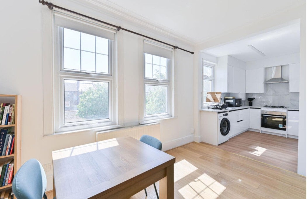 Flat Ambleside Avenue in Greater London