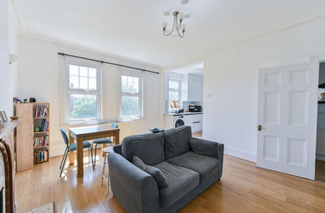 Flat Ambleside Avenue in Greater London