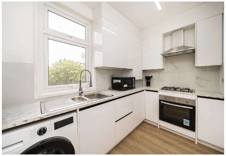 Flat Ambleside Avenue in Greater London