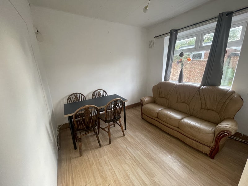 Room Tiverton Drive in Greater London