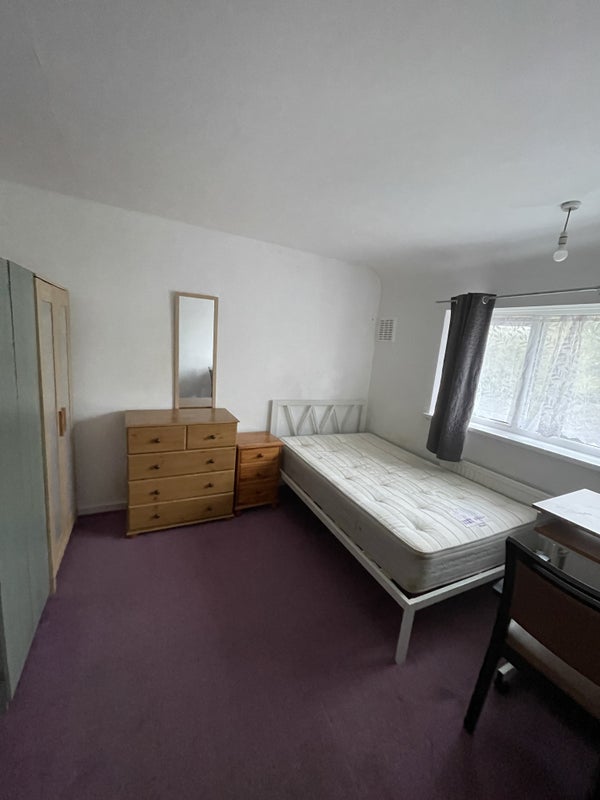 Room Tiverton Drive in Greater London