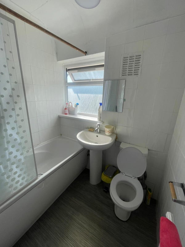 Room Tiverton Drive in Greater London