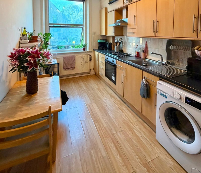 Room Finchley Road in Greater London